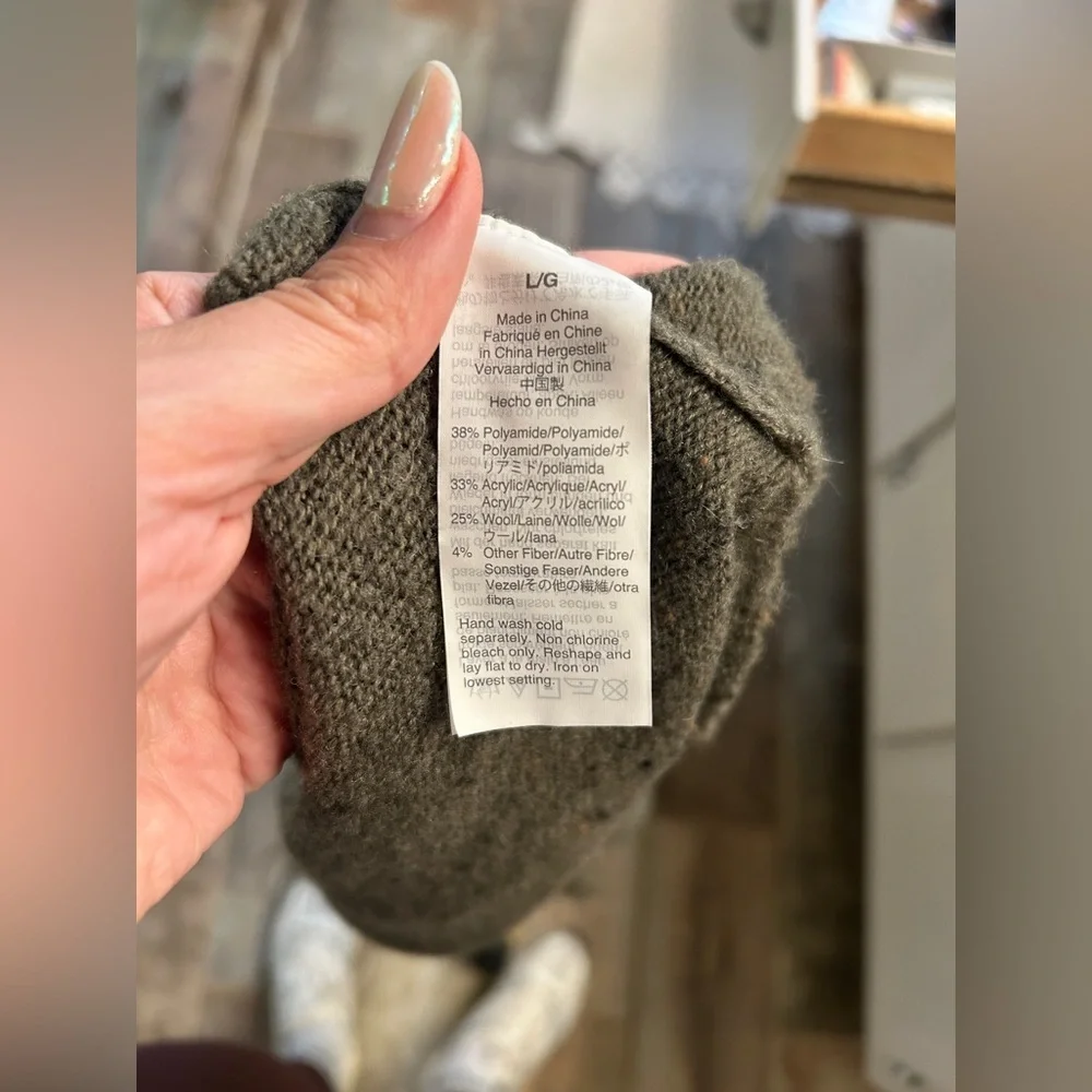 Madewell Donegal Bartlett V-Neck Pullover Sweater in Coziest Yarn - Picture 5 of 6